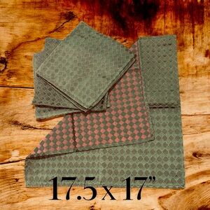 Dillard’s Trimmings Set of 4 Green and Red Fabric Napkins